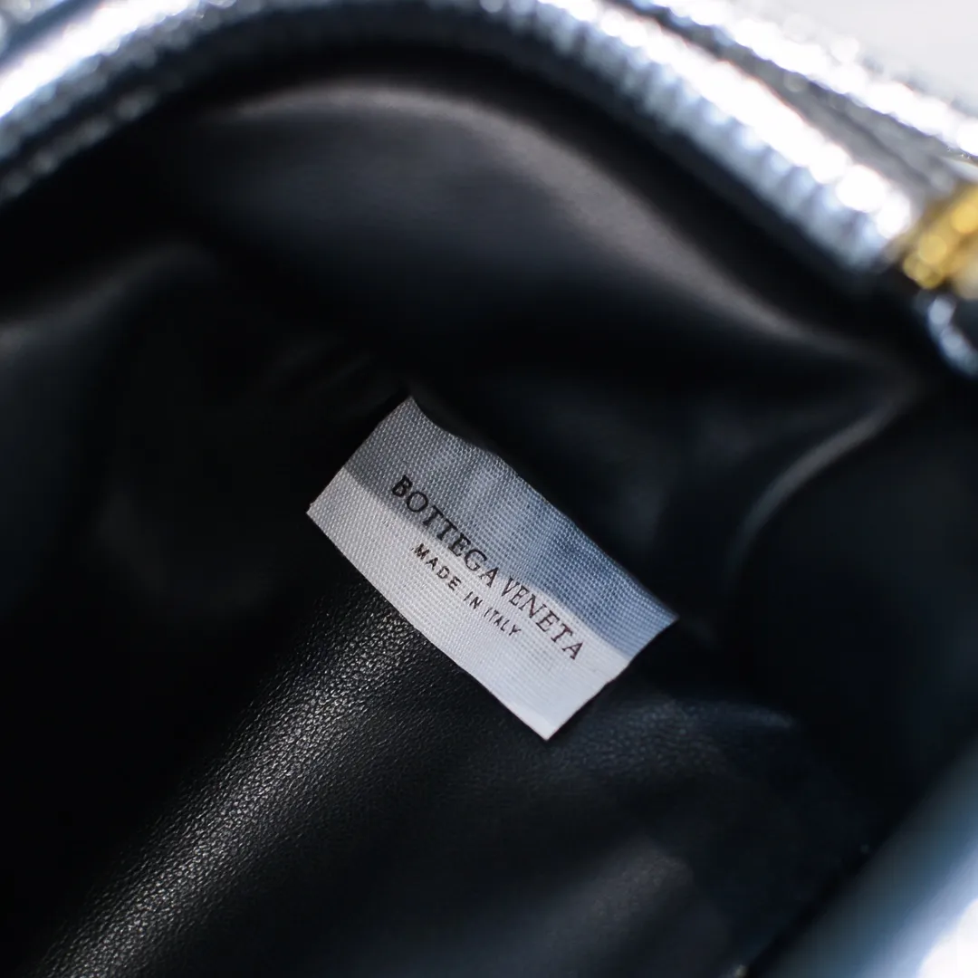 Batch 1120 Actual shot👇2020 New colors on Xiaoyunduo Authentic Italian original Bottega Veneta This Pouch clutch bag is one of the first designs created by designer Daniel in BV. It has a simple soft silhouette bag body without any unnecessary decoration. It has a very elegant and high-end texture when you hold it casually in your hand. The more you look at it, the more you will be fascinated by it. Counter quality size: 22*12.7cm (small cloud embossed silver)